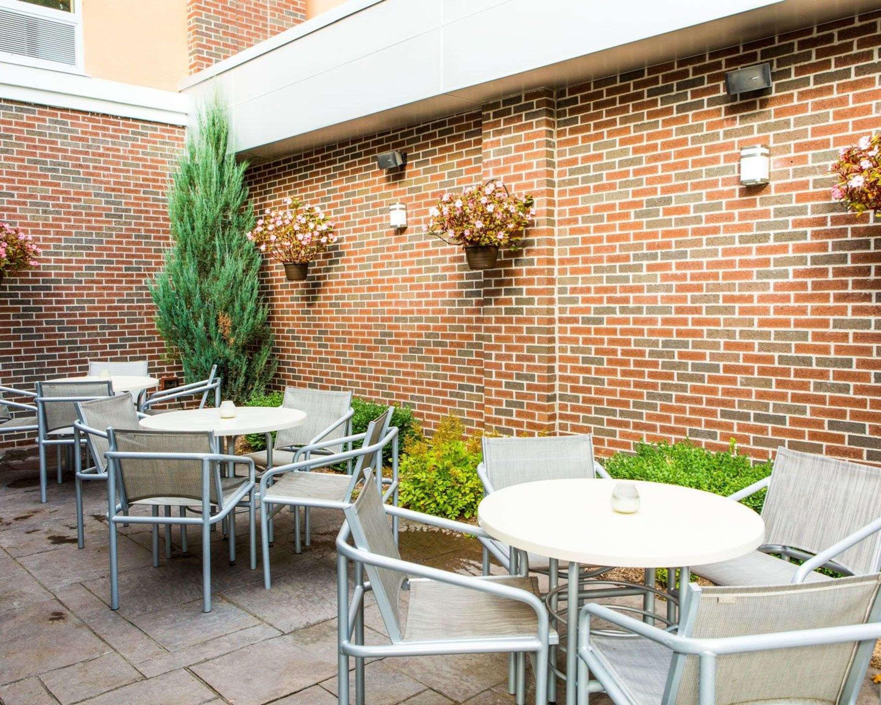 Cambria Hotel Траверс-Сити Экстерьер фото