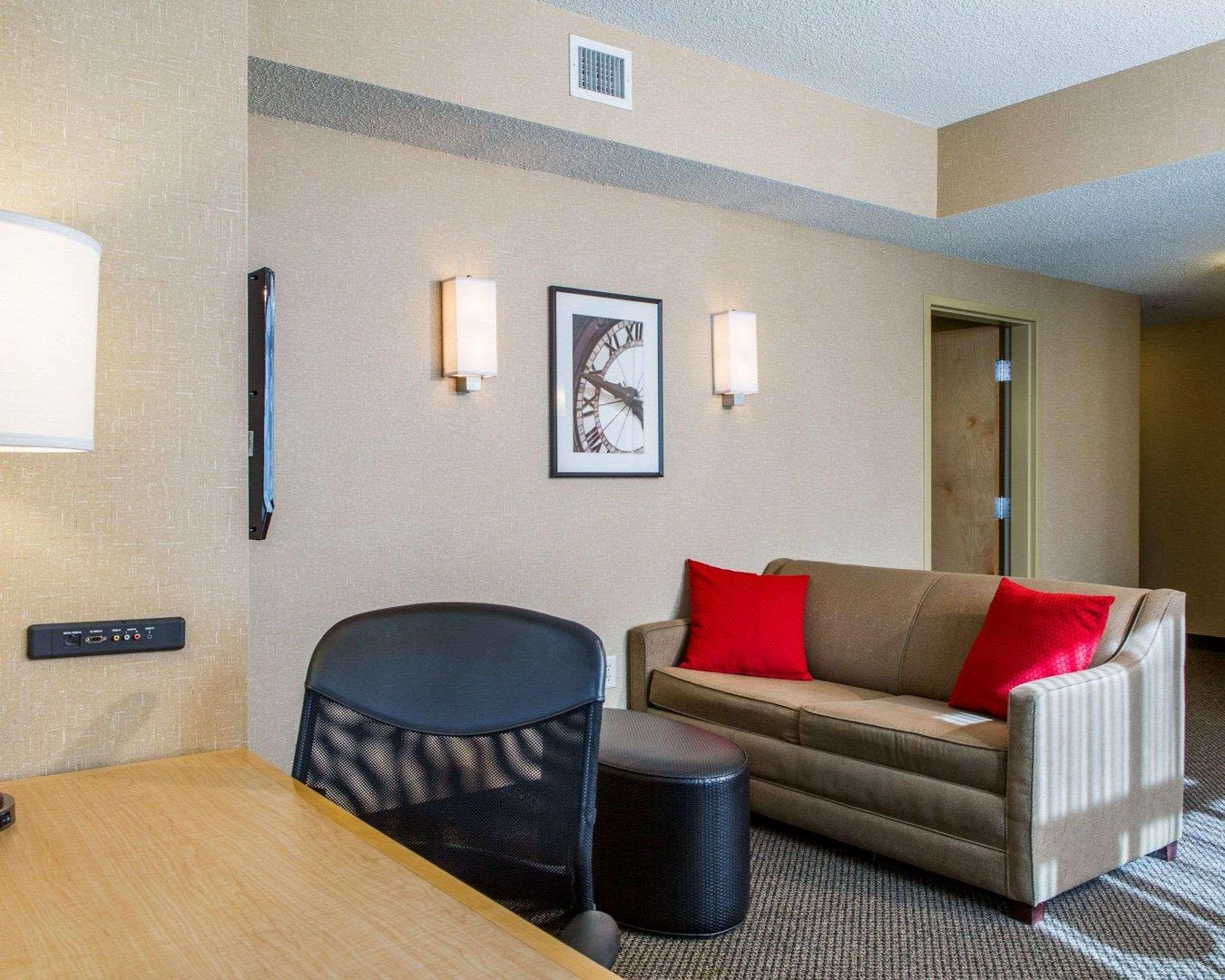Cambria Hotel Траверс-Сити Экстерьер фото