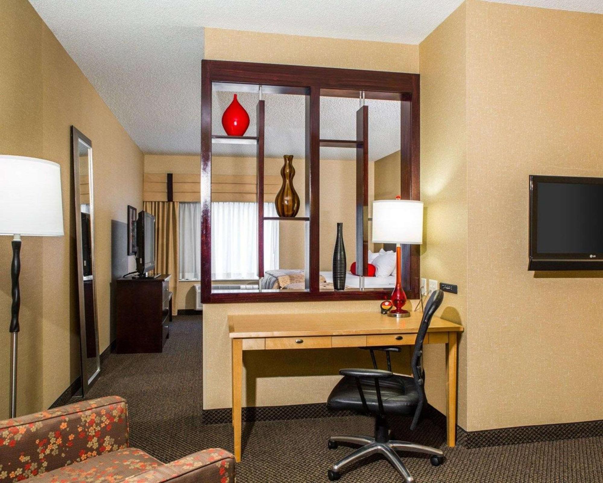 Cambria Hotel Траверс-Сити Экстерьер фото
