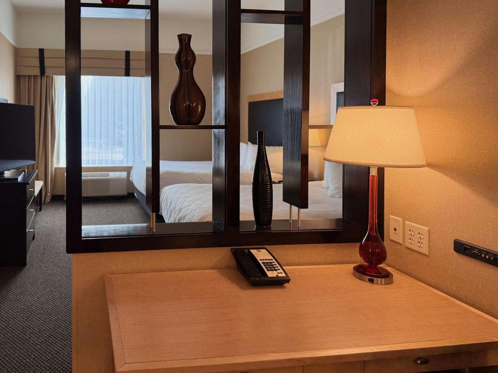 Cambria Hotel Траверс-Сити Экстерьер фото