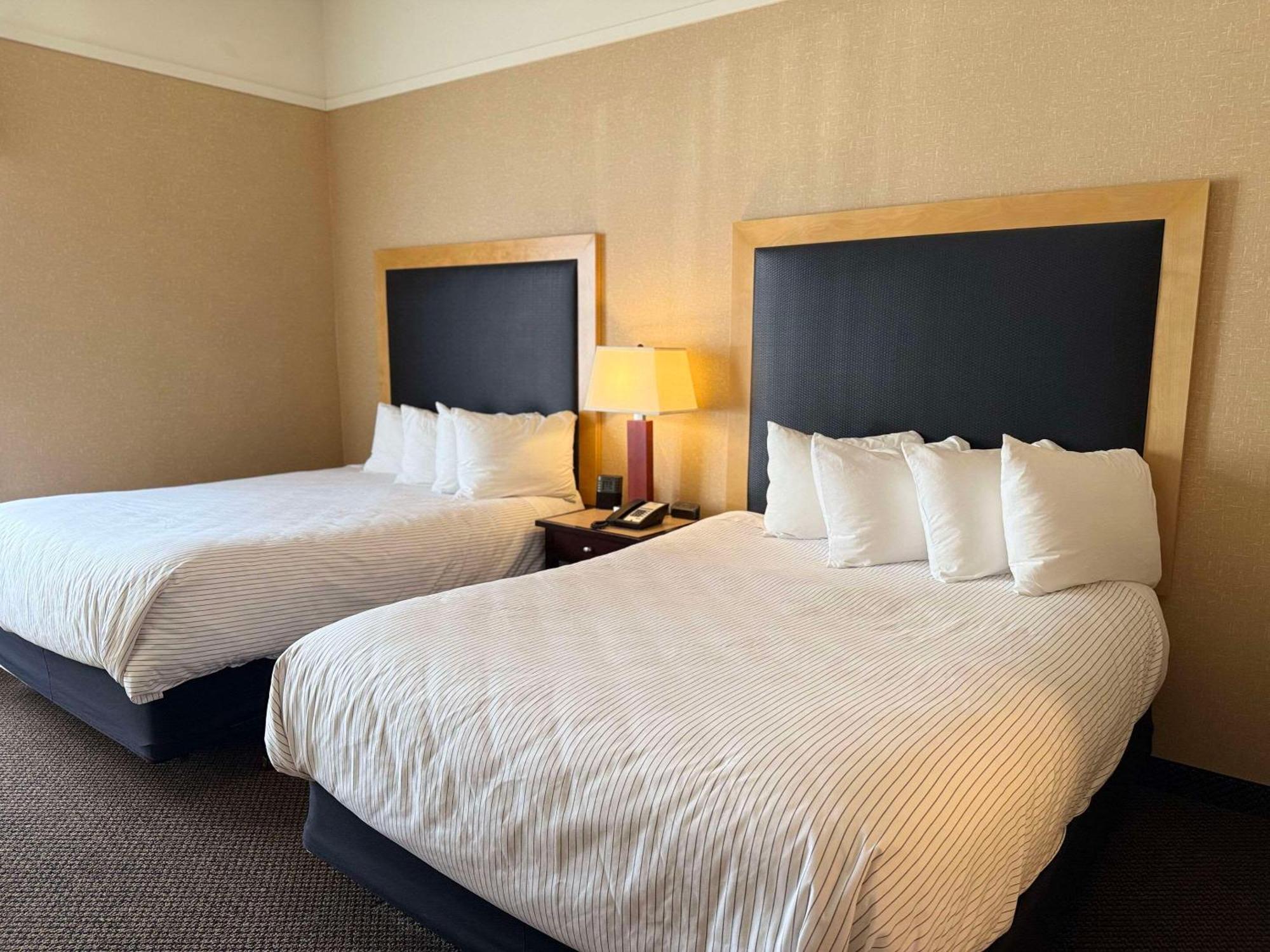 Cambria Hotel Траверс-Сити Экстерьер фото