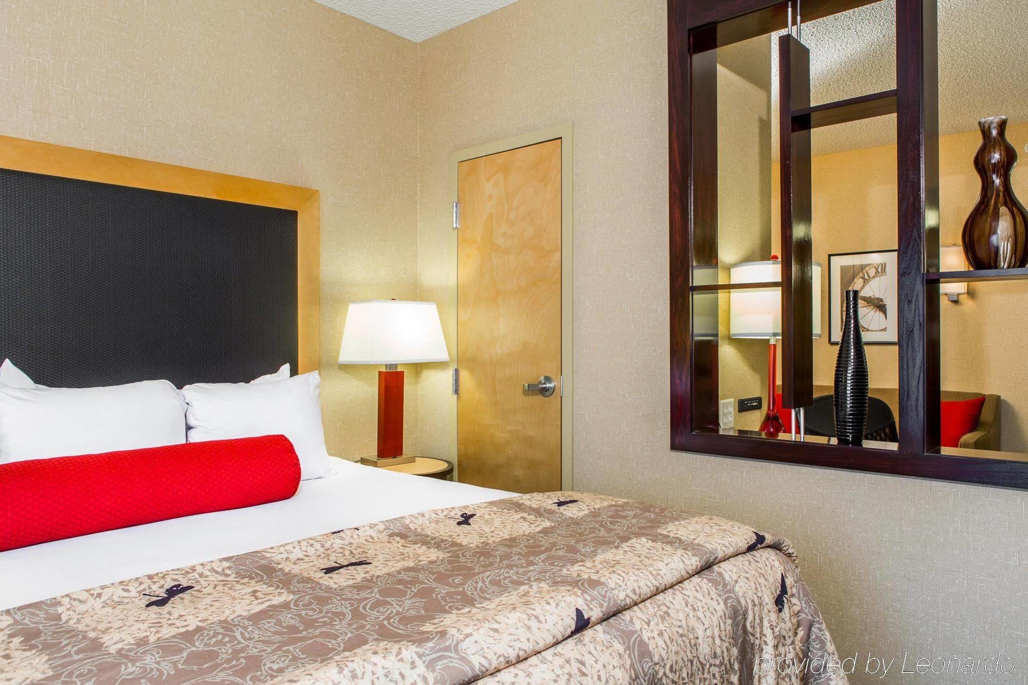Cambria Hotel Траверс-Сити Экстерьер фото